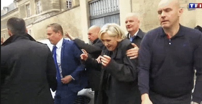 Marine Le Pen chahutée à la cathédrale de Reims